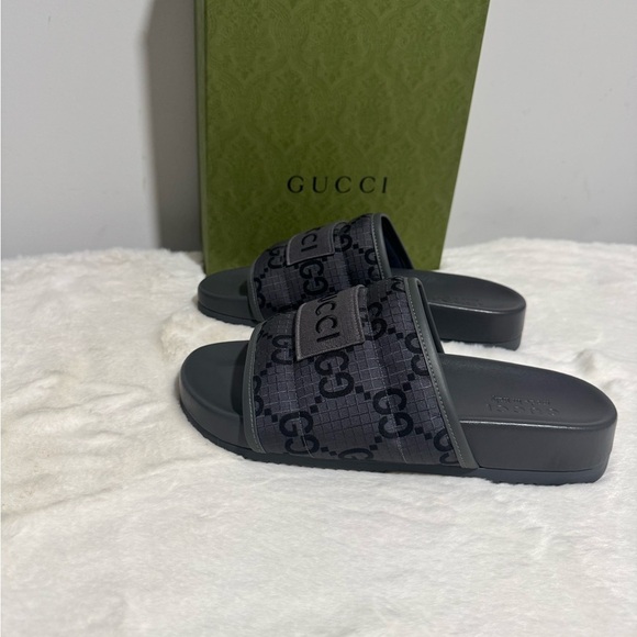 Gucci Black and Gray Slide Sandals with Embossed Logo - Picture 4 of 6